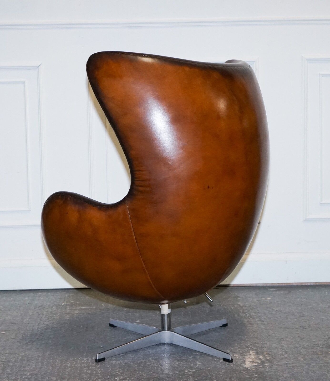 photo vintage Fritz Hansen Style Vintage Hand Dyed Whiskey Brown Egg Chair