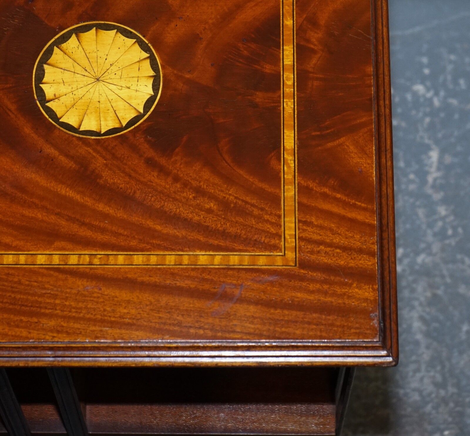photo vintage Mid Centry Sheraton Revival Inlaid Revolving Bookcase End Table On Castors