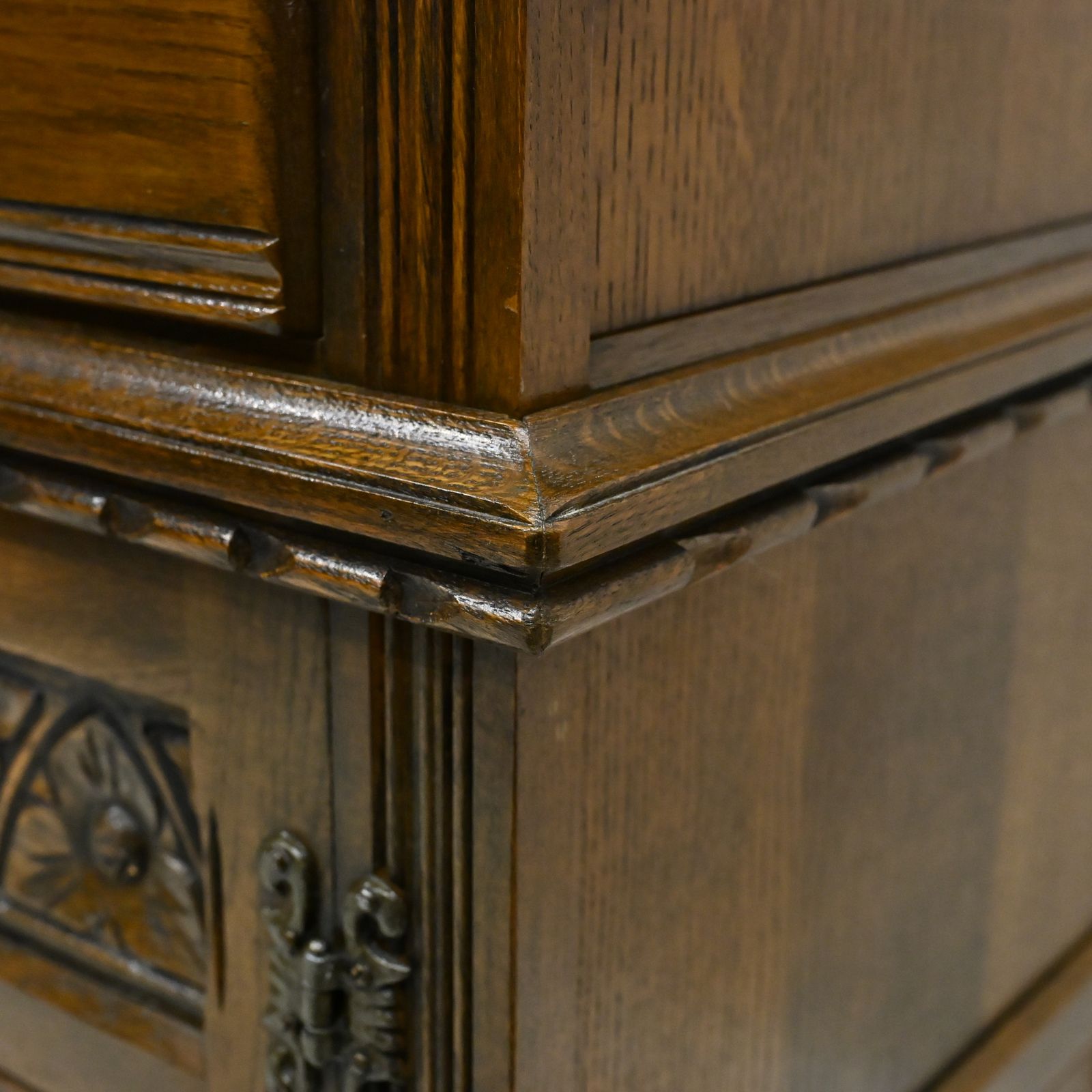 Old Charm Oak Dresser In Light Oak Finish Tudor Style 4ft 6" W Free Uk Delivery photo vintage