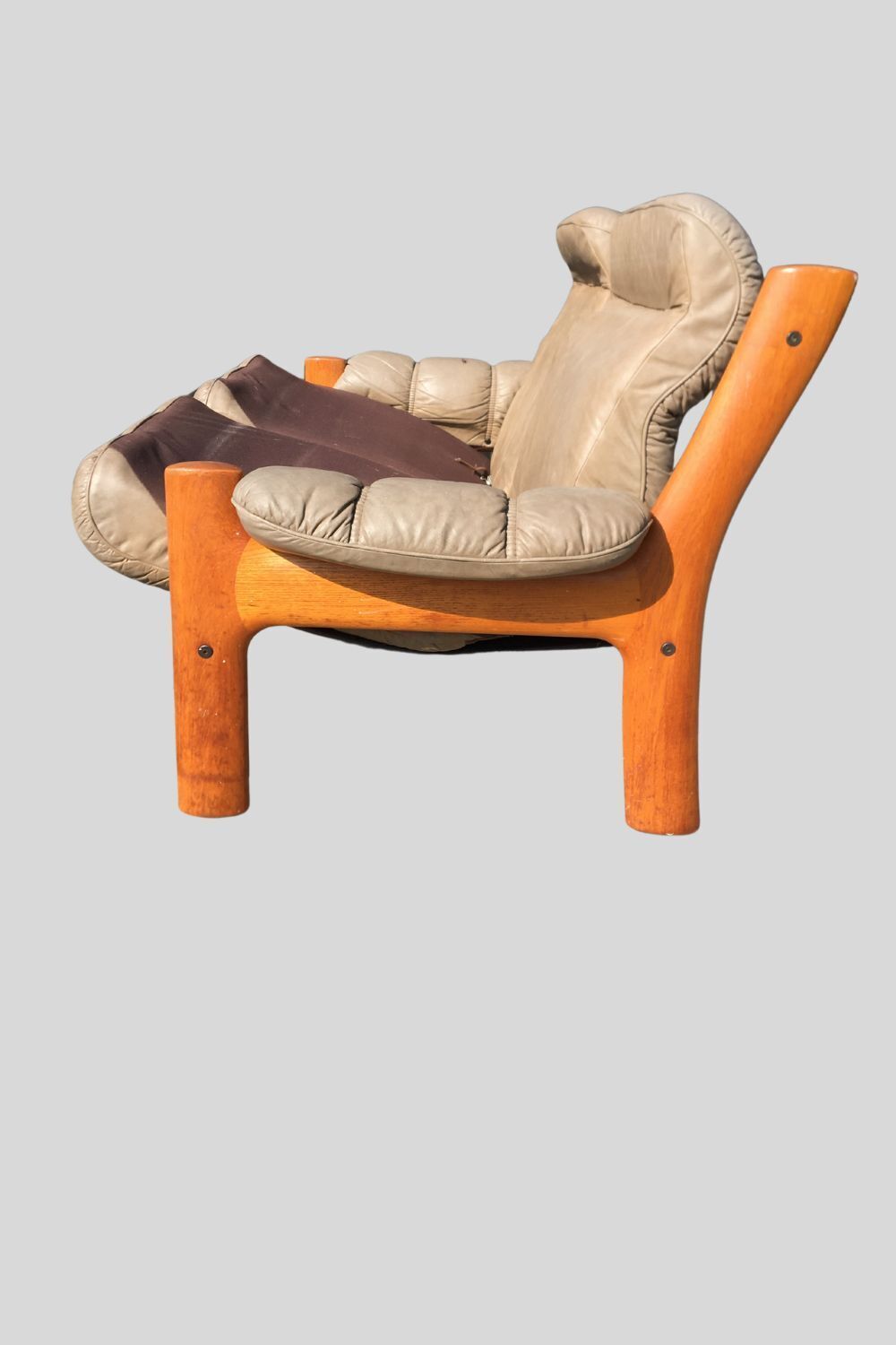 400.0 Mid Century Norwegian Beige Leather 2 Seater Sofa By Ekornes, 1970s Matching Chair Also Available. photo