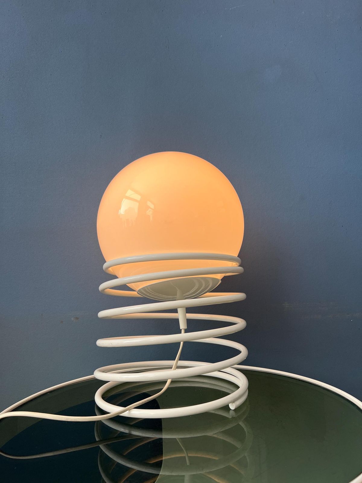 Grote Mid Century Tafelamp Van Opaline Melkglas Met Spiraalvoet photo for sale