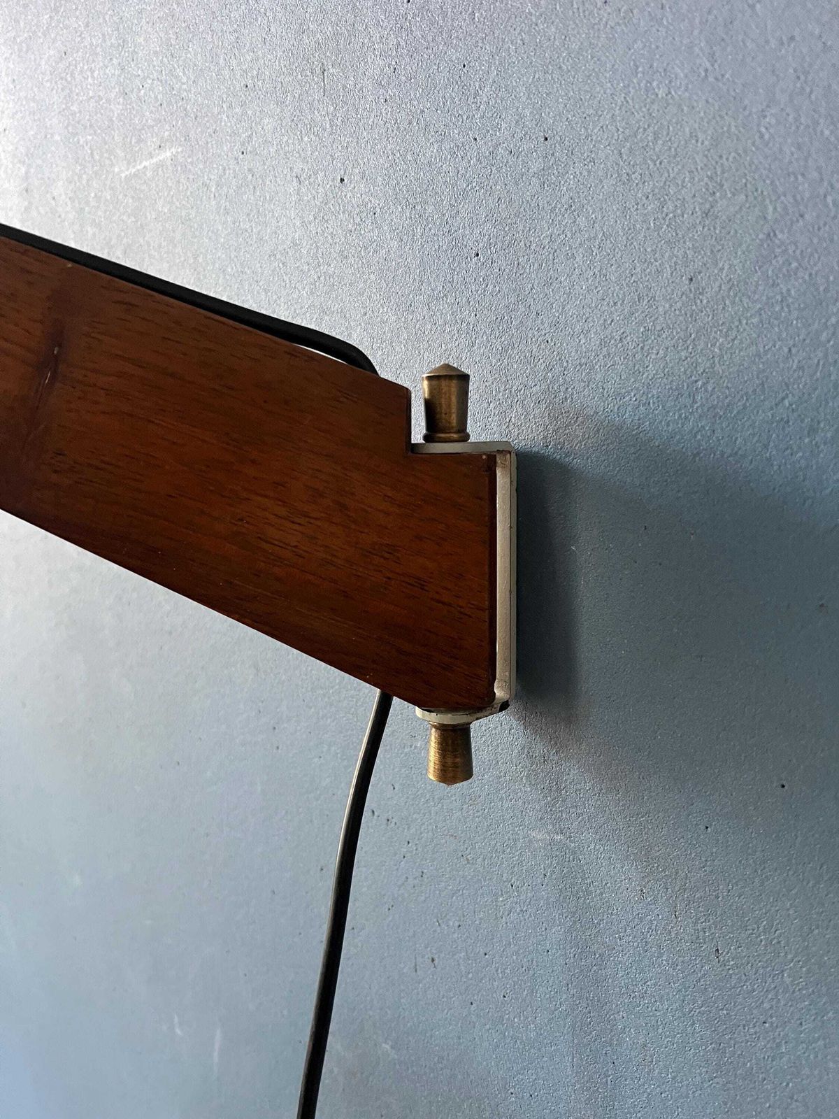 photo furniture Mid Century Teakhouten Hengellamp Met Geplooide Kap