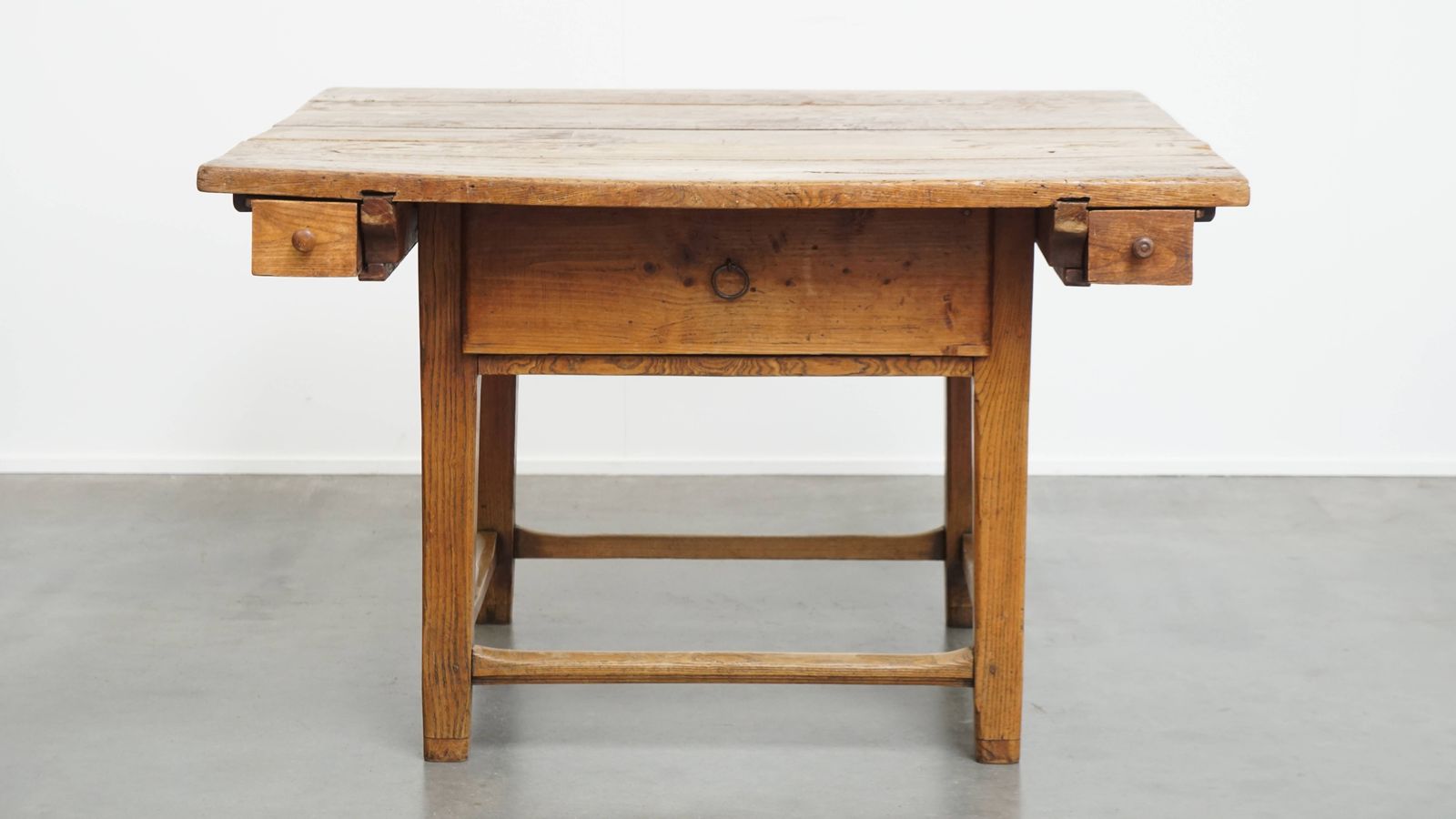 Karaktervolle En Praktische Antieke Vierkante Eettafel Van Iepenhout photo furniture