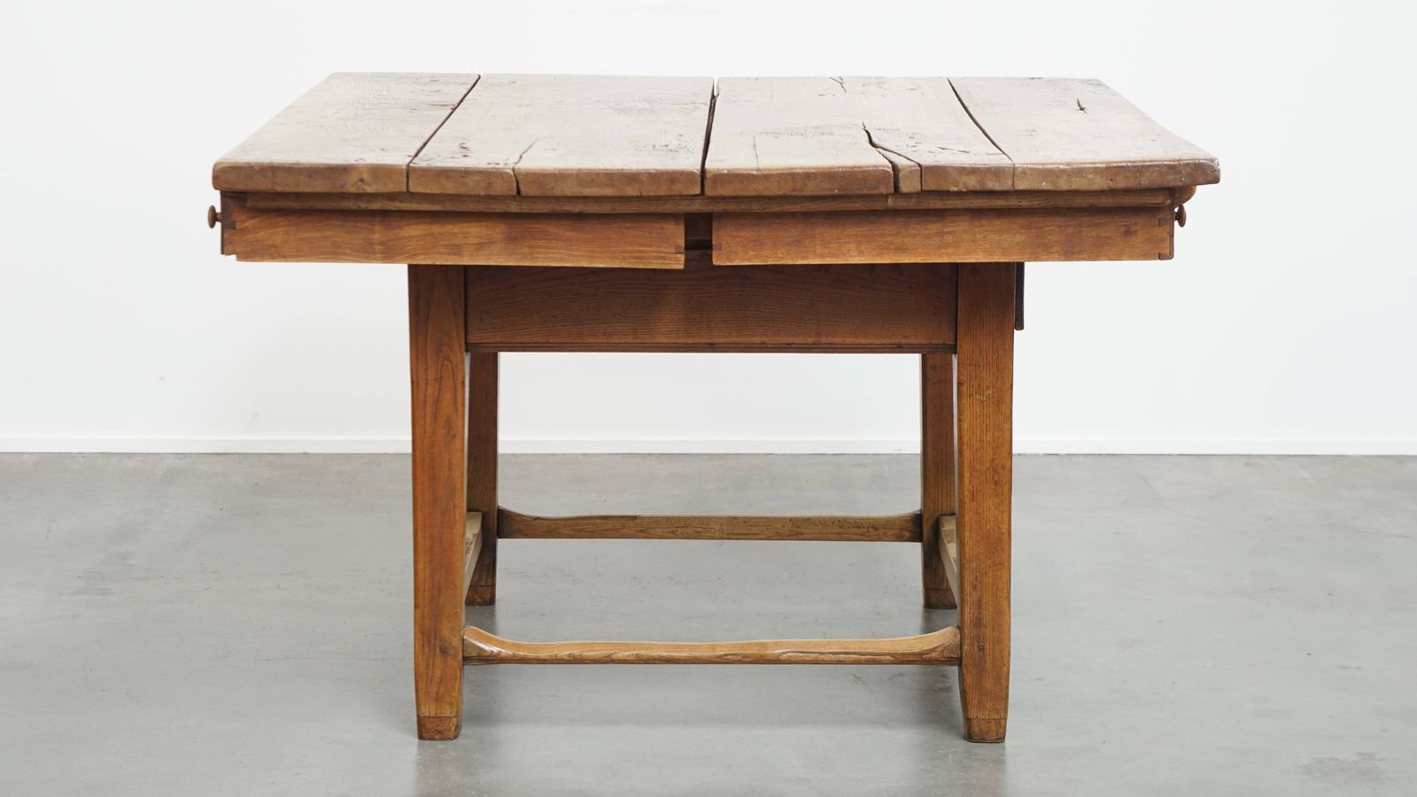 Karaktervolle En Praktische Antieke Vierkante Eettafel Van Iepenhout photo Meubels