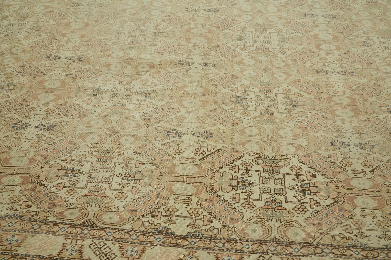 photo for sale Handmade Beige Vintage Large Area Rug 320 Cm X 436 Cm
