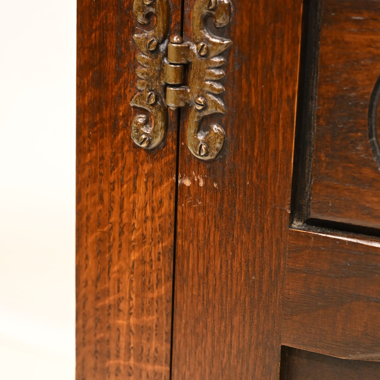 photo vinterior Old Charm Dresser Wine Rack Prince Of Wales Tudor Brown Finish Free Uk Delivery