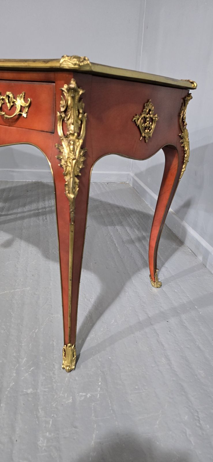 photo vinterior Outstanding Pair Of Red Laquered Bureau Plat Desks
