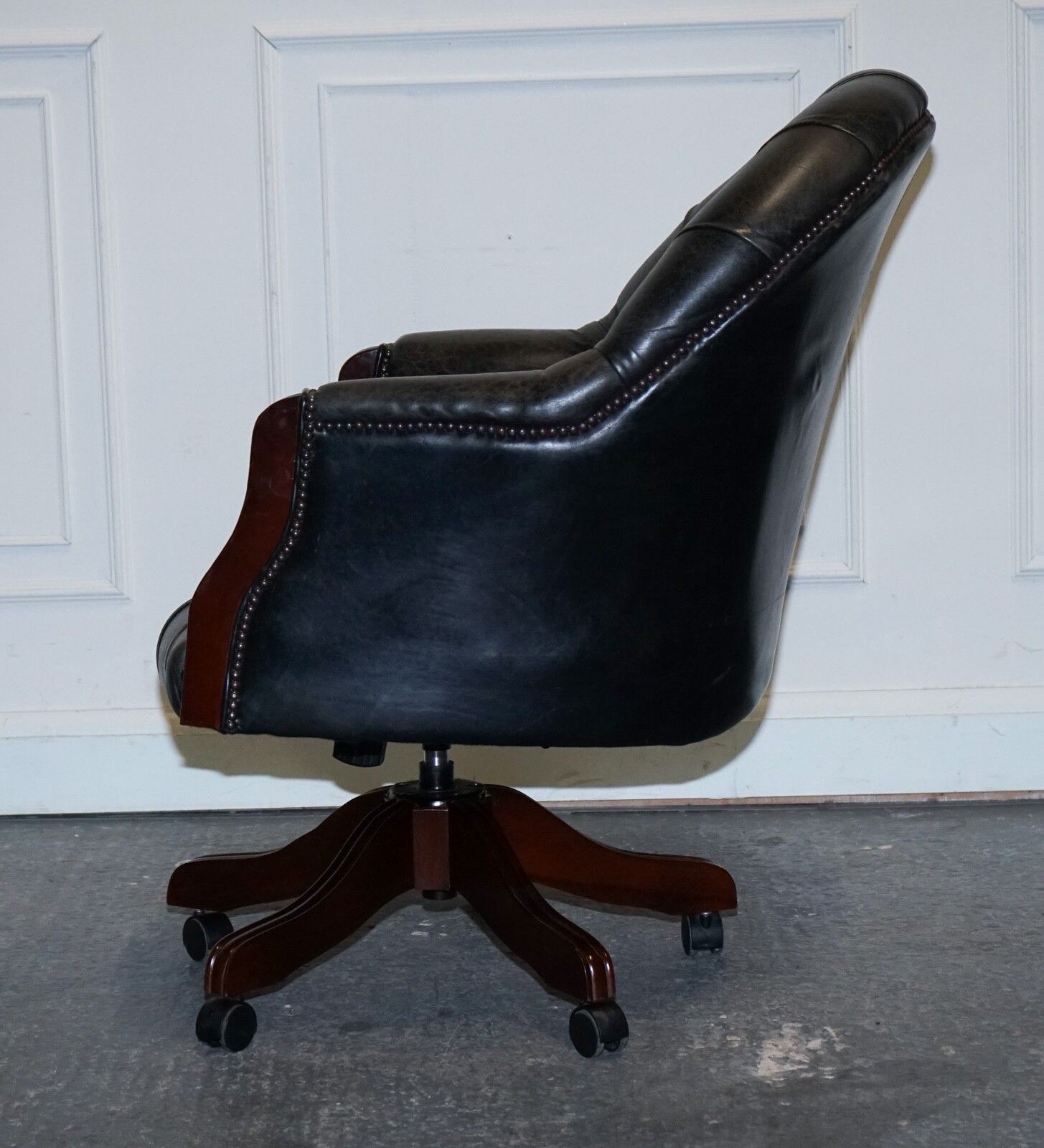 photo vinterior Vintage Chesterfield Dark Aged Grey Leather Directors Swifel Captains Chair