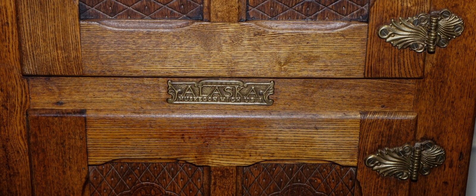 photo furniture Circa 1900's Large North American Alaska Muskegon Oak Larder Ice Box Collectable