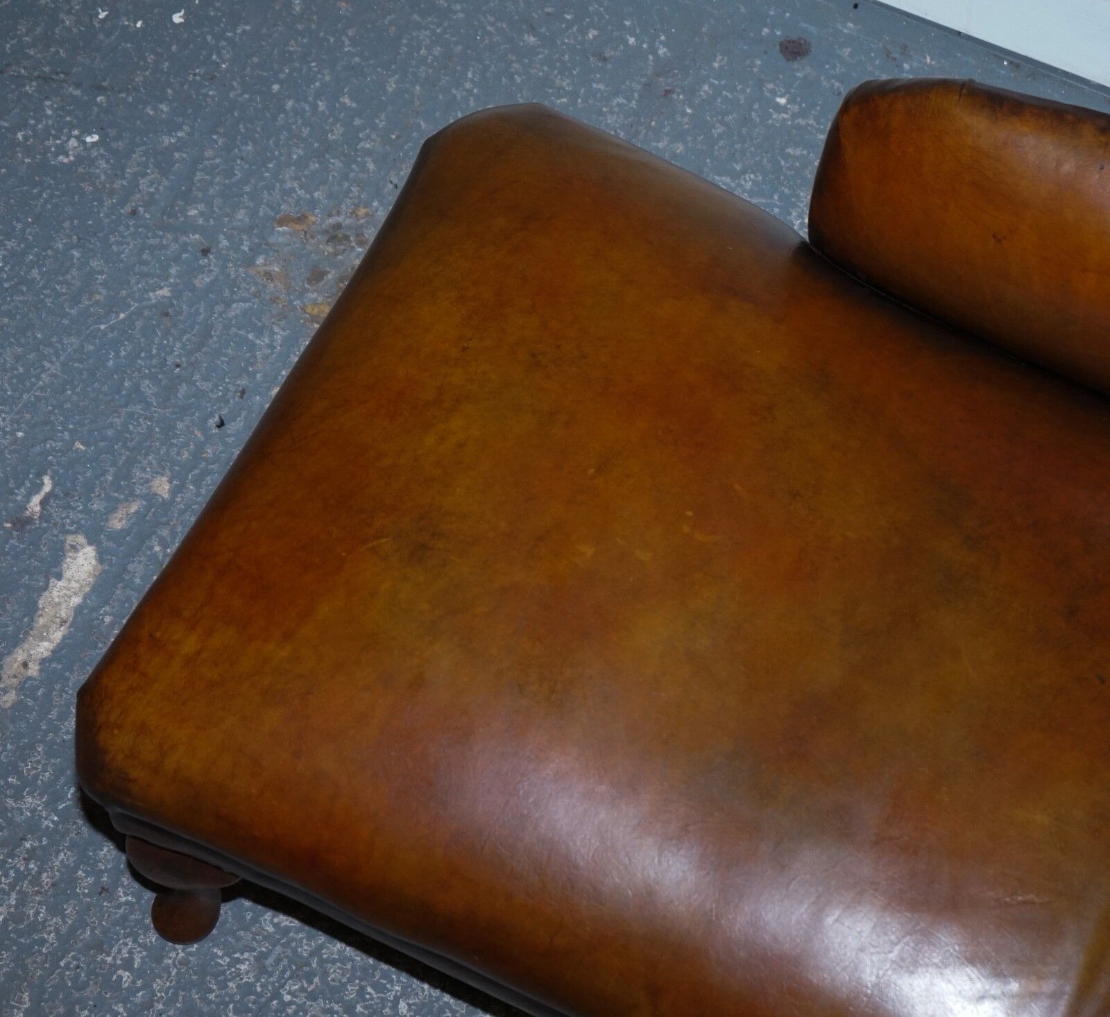 photo vintage Antique Restored Victorian Brown Leather Hand Dyed Chaise Lounge Settee