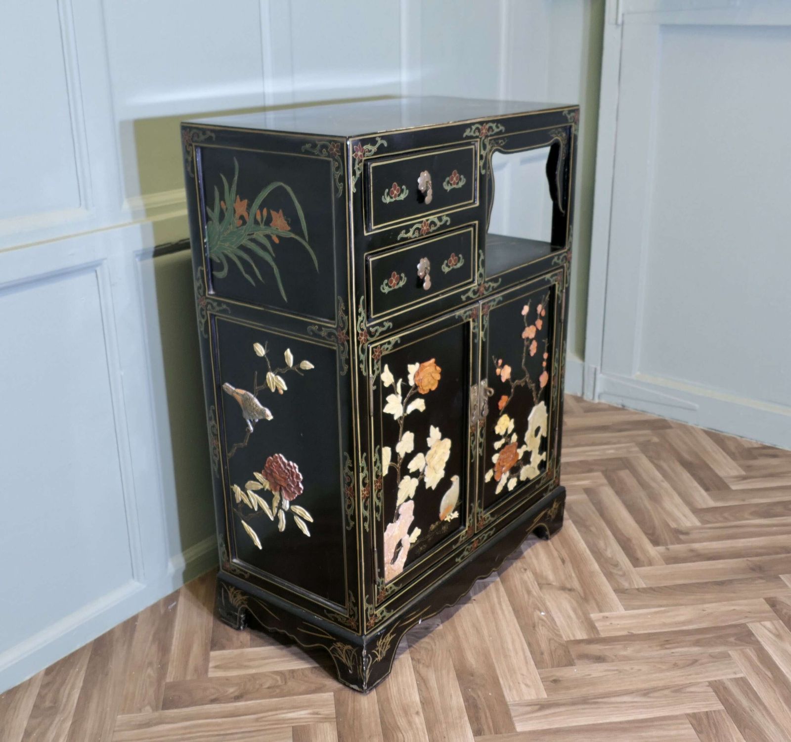 Pretty Black Chinoiserie Cupboard Decorated With Birds And Flowers photo 900.0