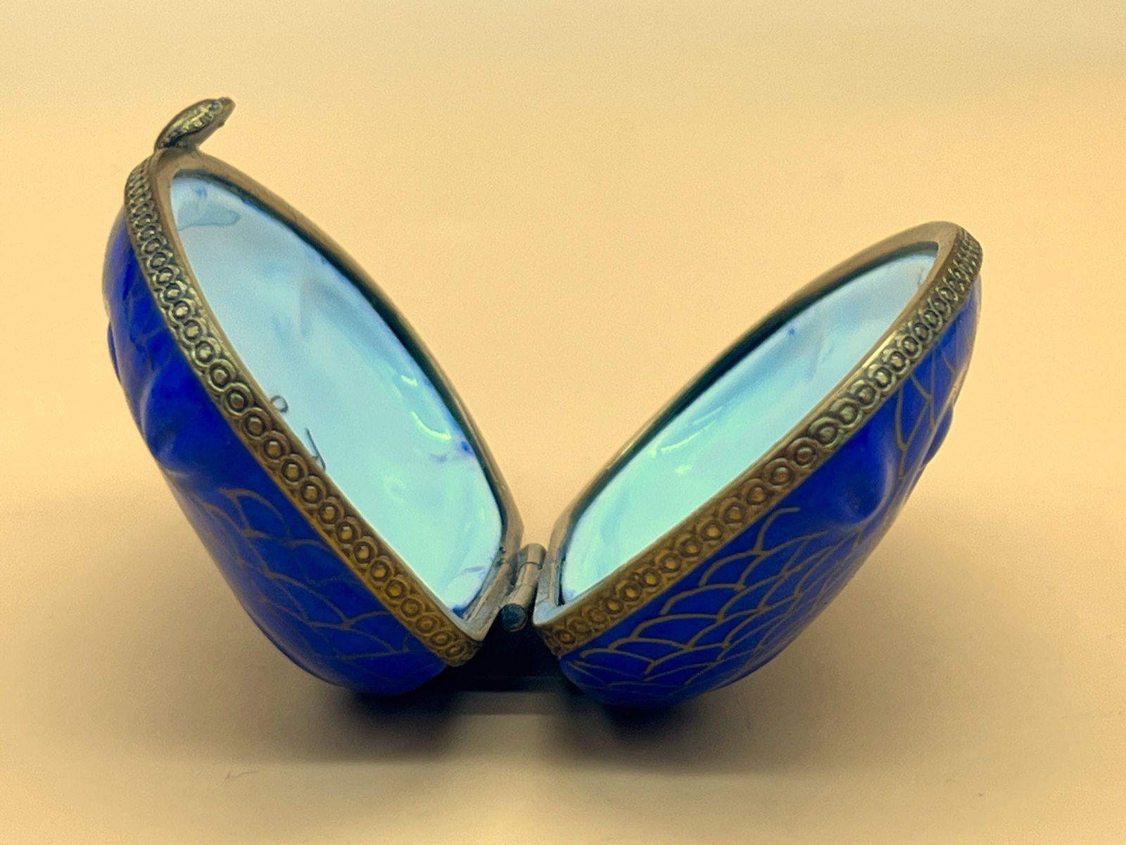 Peint Main Limoges Porcelain France Blue Fish Shape Trinket  / Jewelry Box. photo furniture