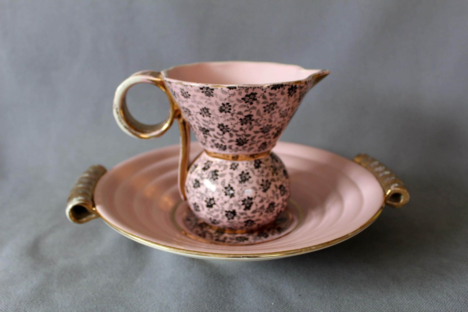 Set Van 2 Art Deco Raymond Chevallier, Boch Freres Keramis Grote Keramische Schaal En Kan, Middenstuk België, Zachtroze, Catteau Ca. 1938 photo furniture