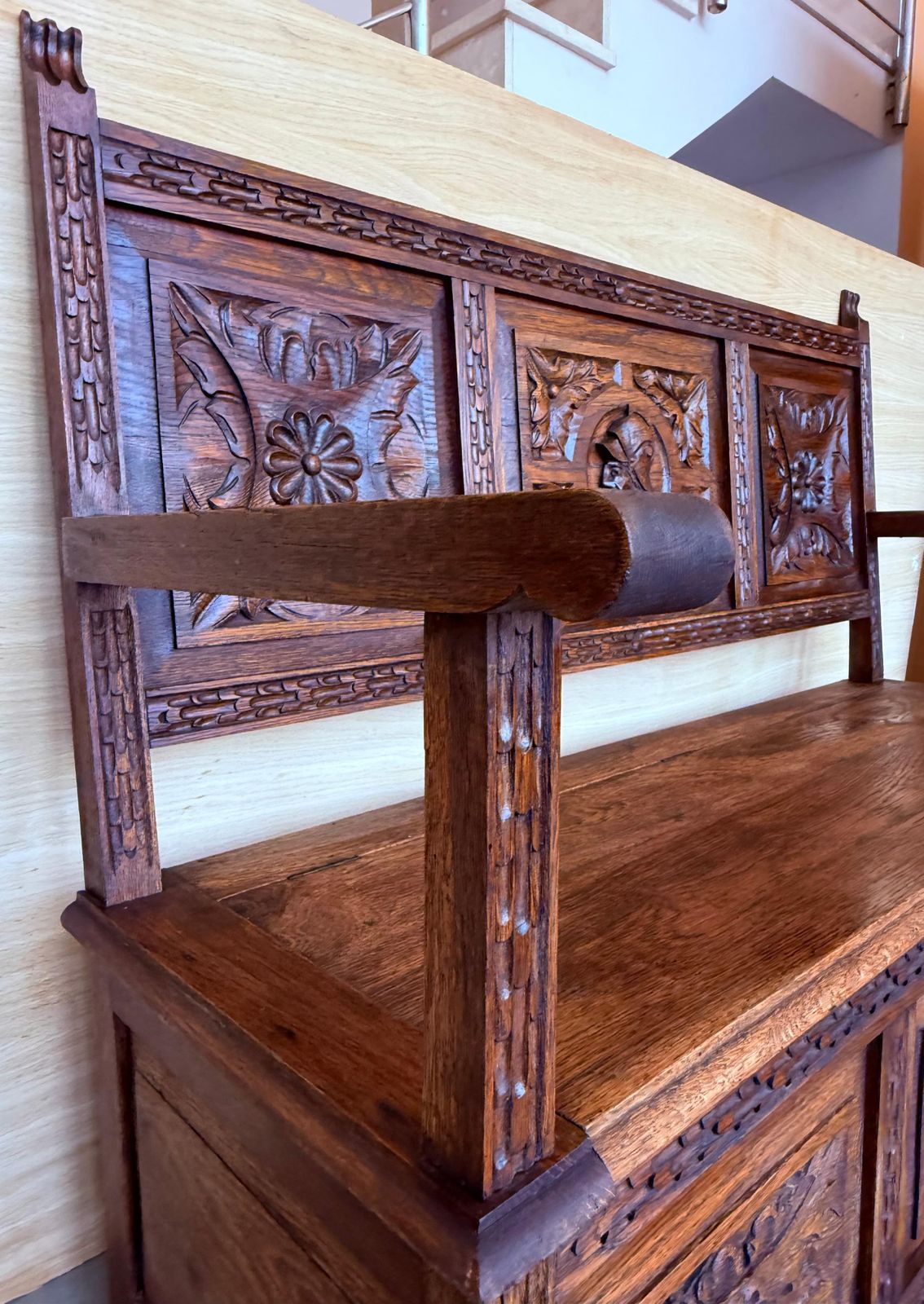 photo for sale Banc de hall espagnol sculpté avec rangement, XIXe siècle