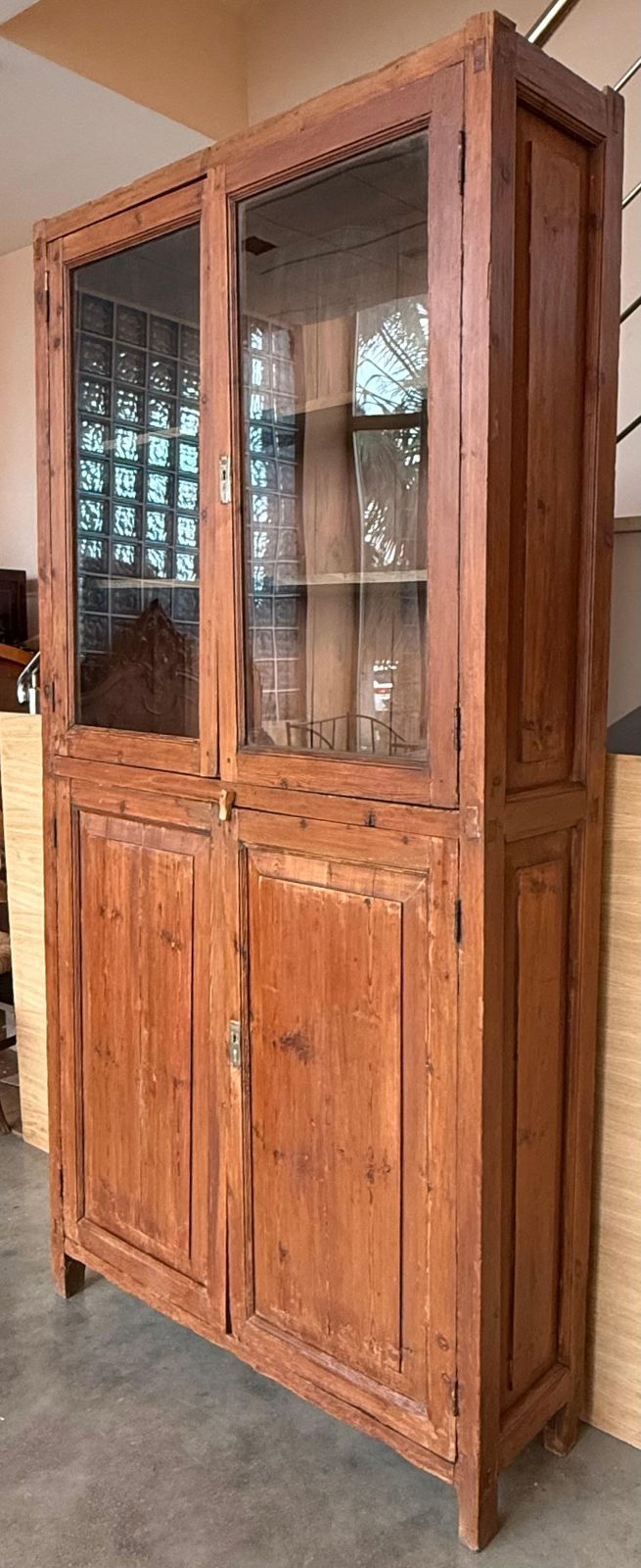 Armoire ou bibliothèque XIXe siècle, grande et étroite, avec vitrine en verre, en pin photo for sale