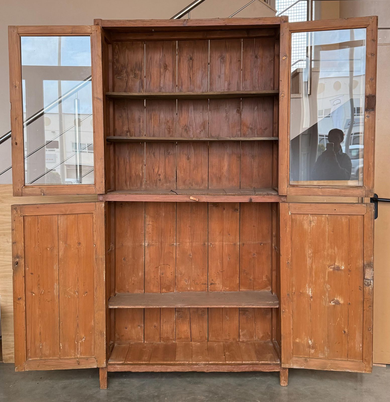 Armoire ou bibliothèque XIXe siècle, grande et étroite, avec vitrine en verre, en pin photo Mobilier
