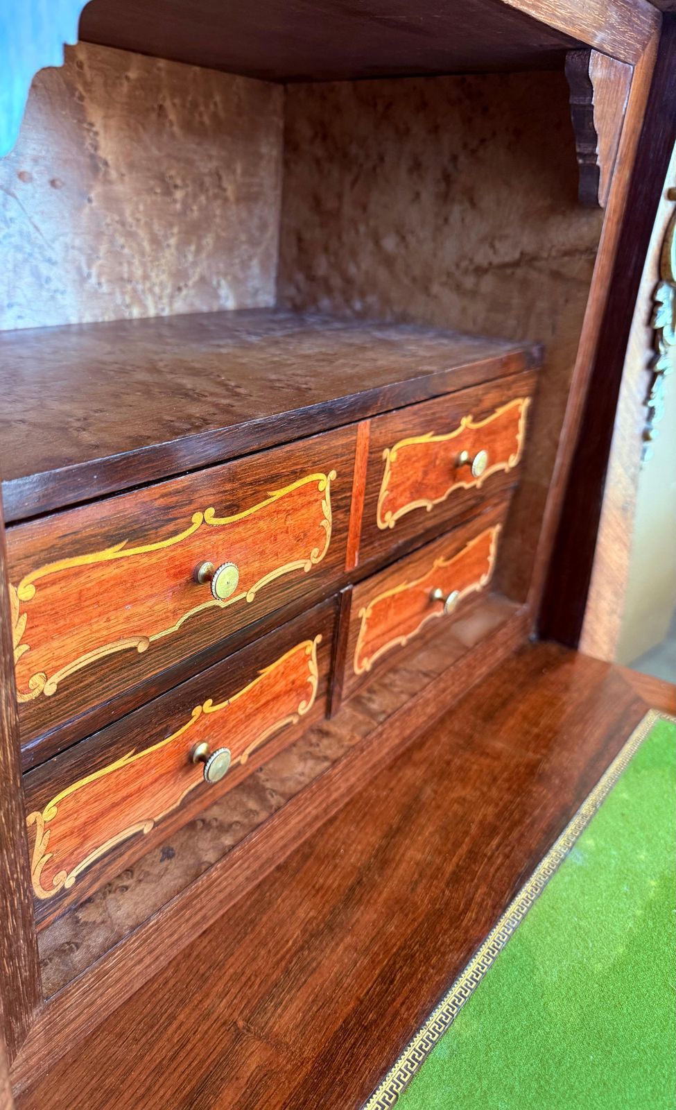 Mobilier Secrétaire à abattant bombé en marqueterie, plateau en marbre et montures en bronze, XIXe siècle photo