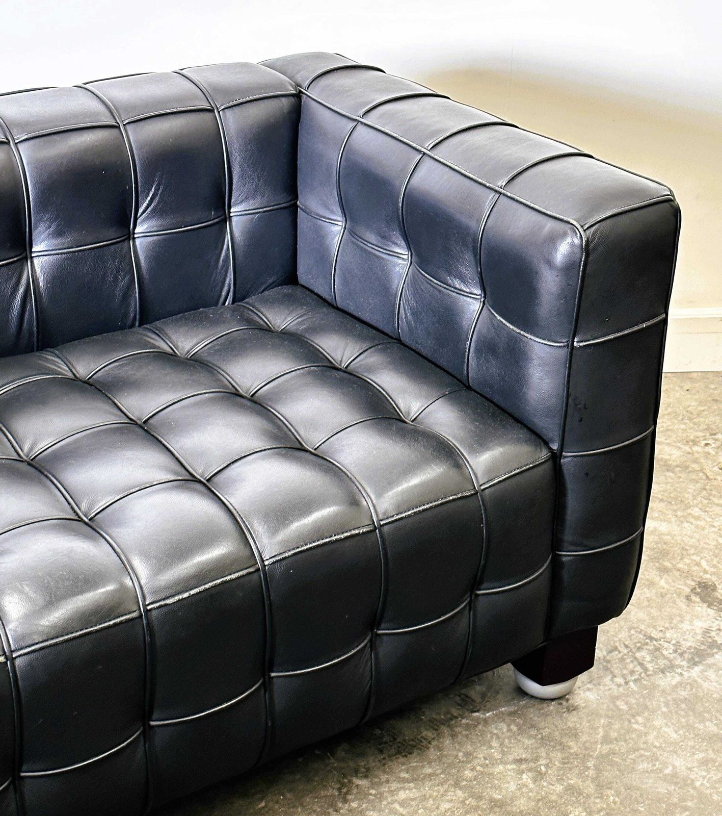 Josef Hoffmann Kubus Sofa In Zwart Leer Voor Wittmann, Oostenrijk. Ca. Jaren 1980. photo vinterior