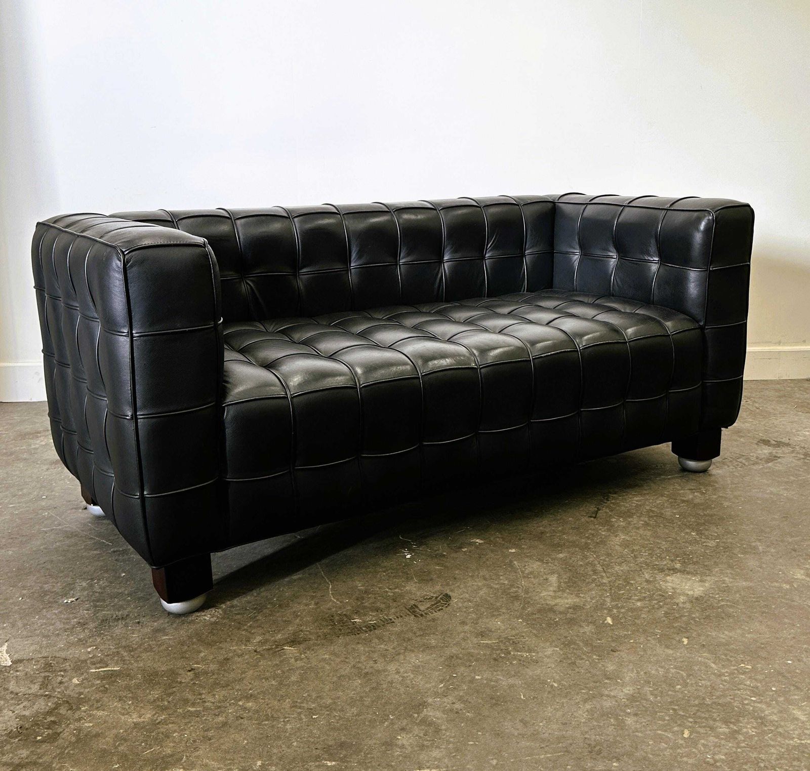 photo furniture Josef Hoffmann Kubus Sofa In Zwart Leer Voor Wittmann, Oostenrijk. Ca. Jaren 1980.