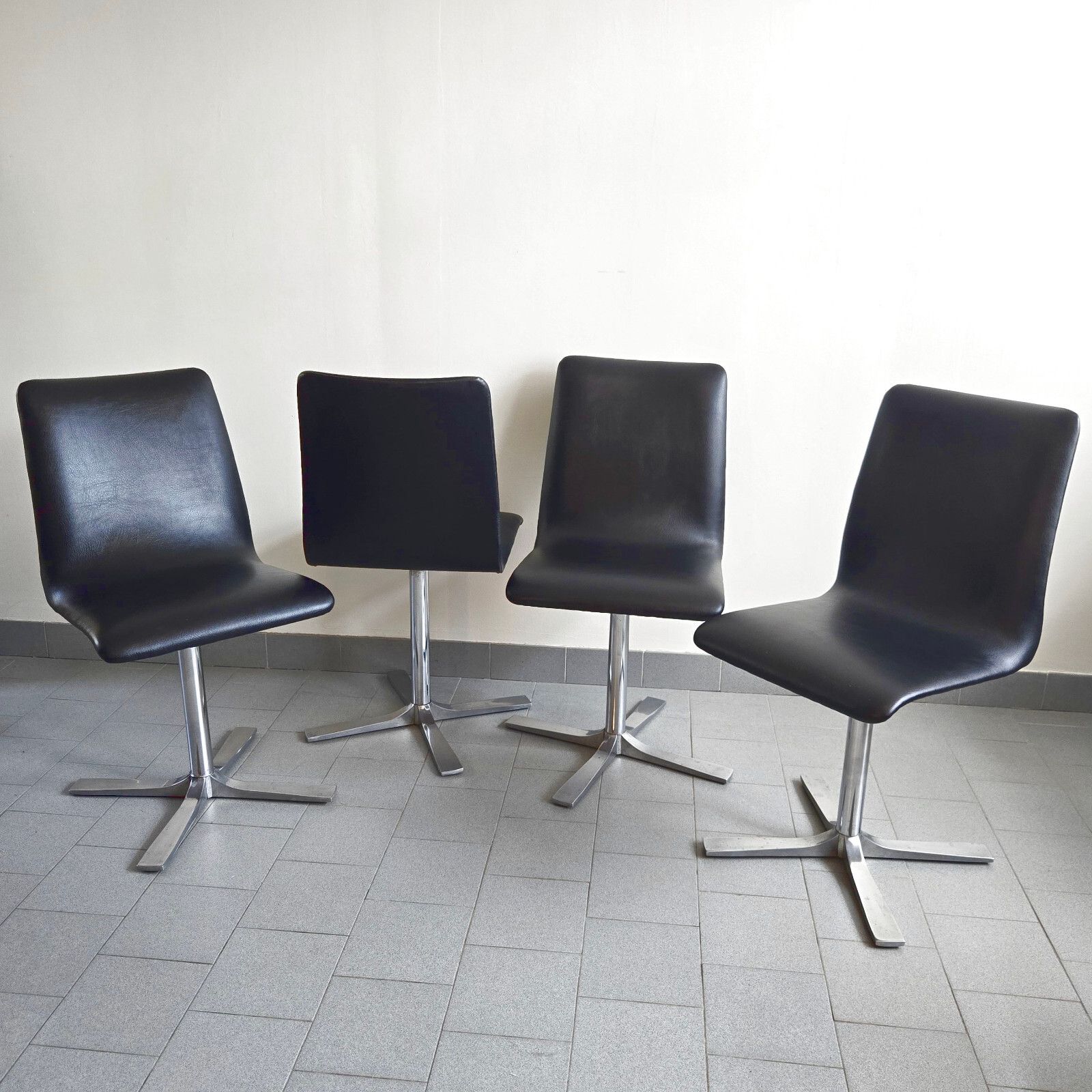 Vintage Jaren 1970 Zwarte Skai & Metalen Draaistoelenset Van 4 – Geborsteld & Chroom photo furniture