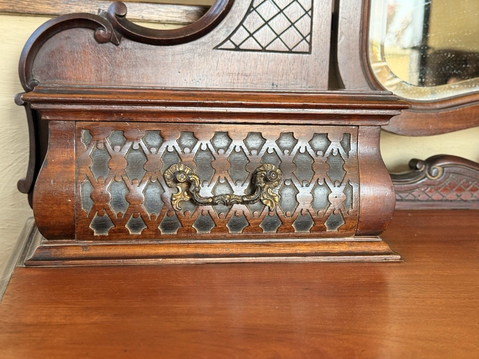 photo vintage Fine  English Victorian Antique Mahogany Carved Dressing Table By Maple Co