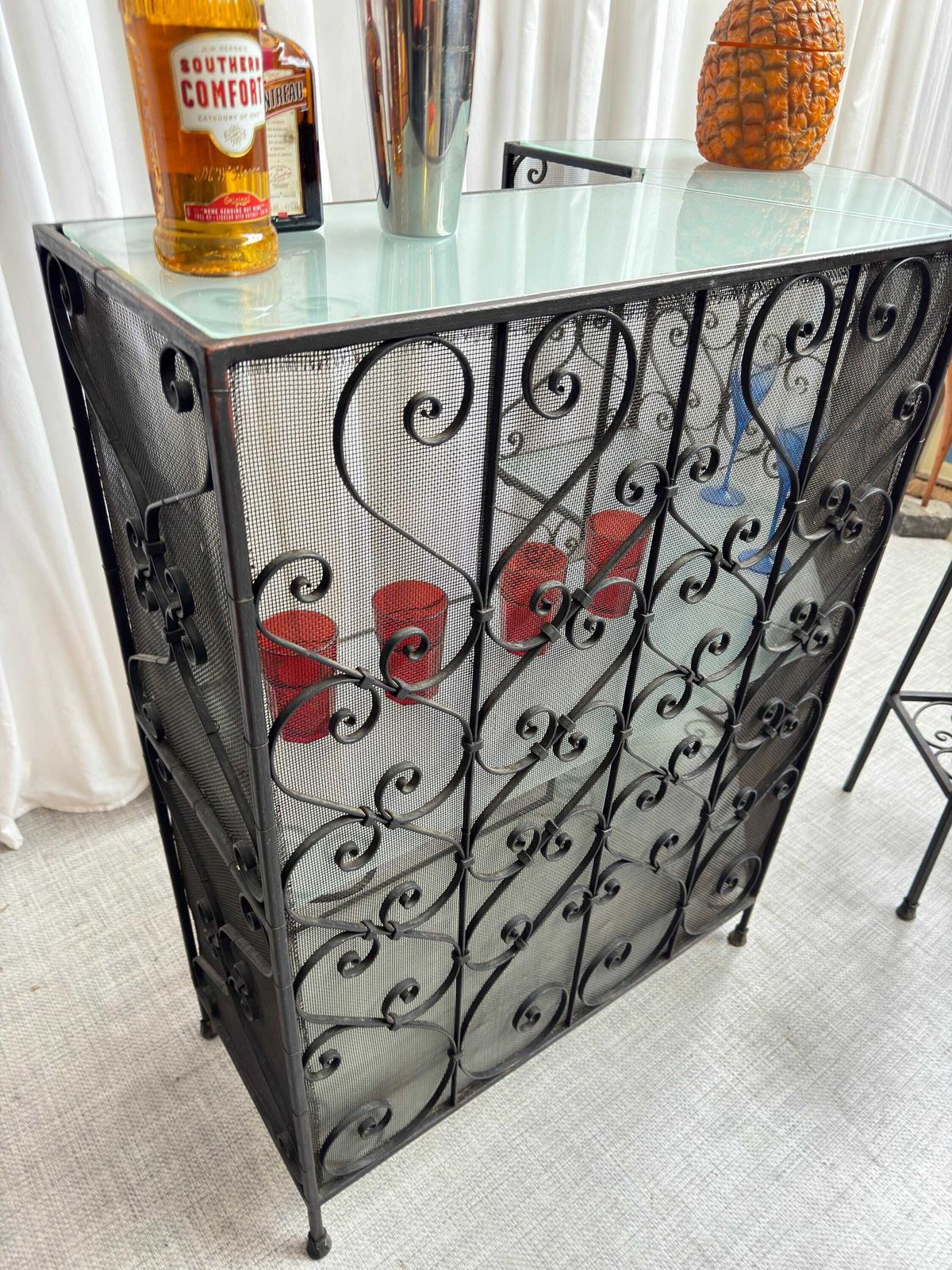 Retro Vintage Cocktail Bar Reception Shop Counter With 1 Bar Stool photo vinterior