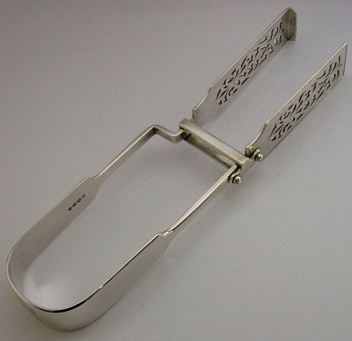 photo furniture Robbins Robyns Family Crested Serving Tongs Victorian Antique 1875 177g