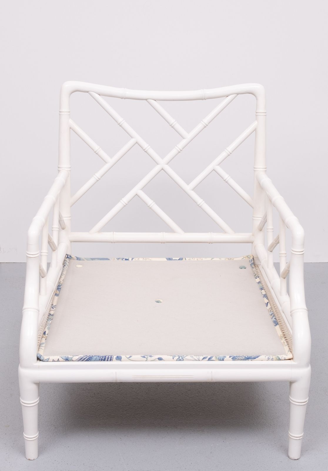 photo furniture Faux Bamboo Chippendale Loungestoel. Frankrijk, Ca. Jaren 1970