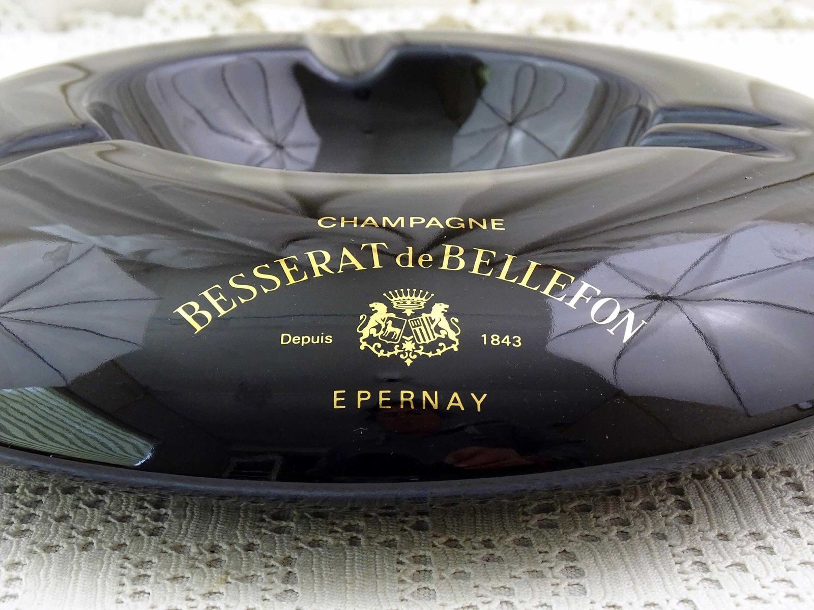 Extra Groot Rond Reclameasbakje Van Champagnehuis Besserat De Bellefon – Zwart Met Goud – Uitstekende Staat, Groot Retro Rookaccessoire photo for sale