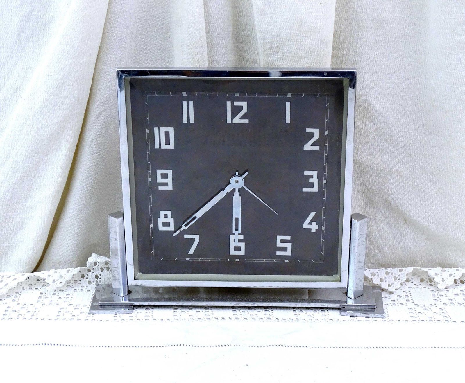 Grote Vierkante Franse Art Deco Schouwklok Van Chroom Met Bakelieten Wijzerplaat – Werkend Uurwerk, Wijzers Los – Retro Jaren 1930