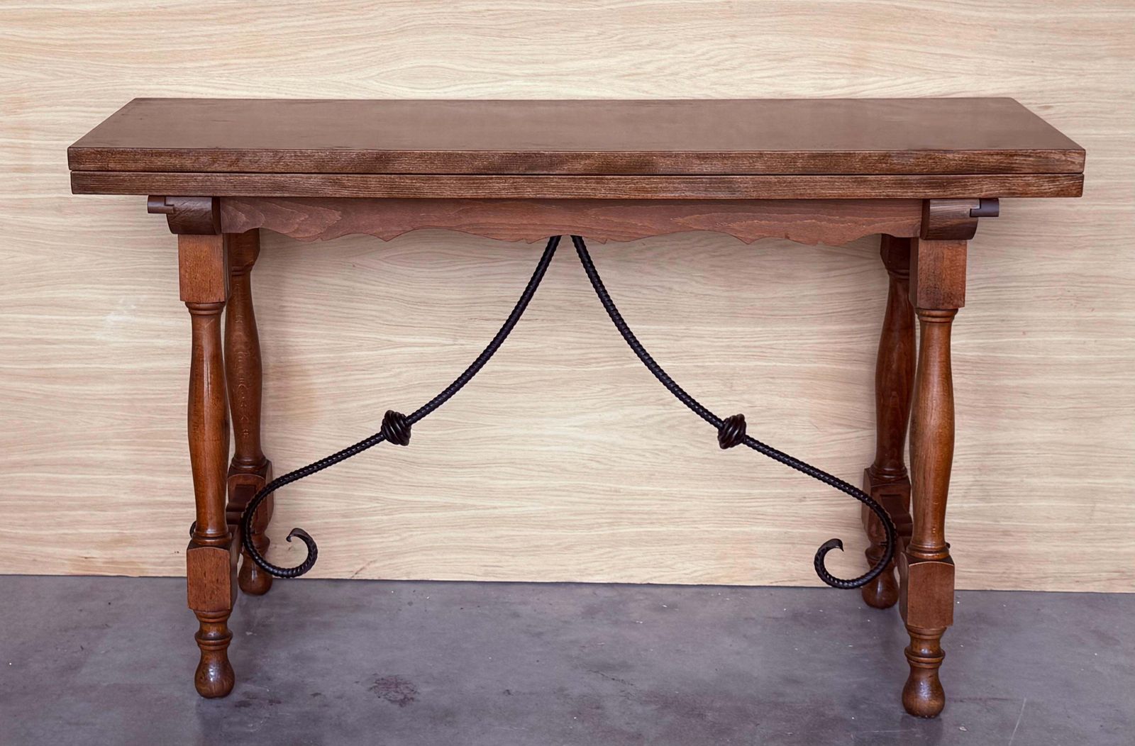 Table console espagnole du XXe siècle à abattant, avec entretoise en bois photo for sale