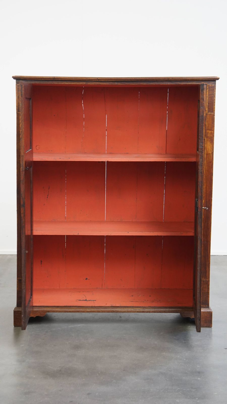 Karaktervol Antiek Engels Tweedeurskabinet Uit De 18e Eeuw Met Intarsia Inlegwerk photo furniture
