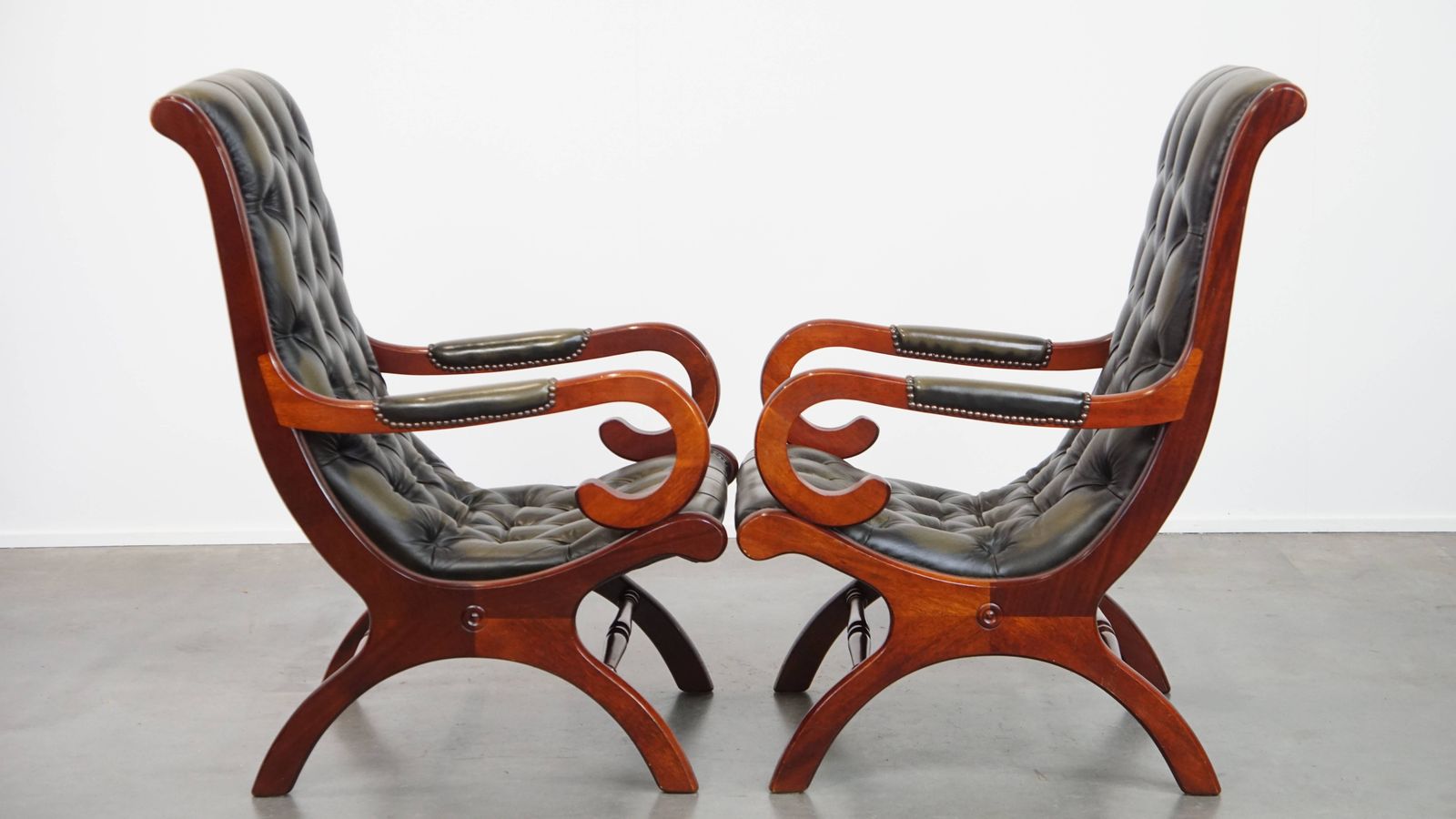 Set Van 2 Klassieke Groene Chesterfield Fauteuils Van Koeienhuid Met Houten Details photo furniture