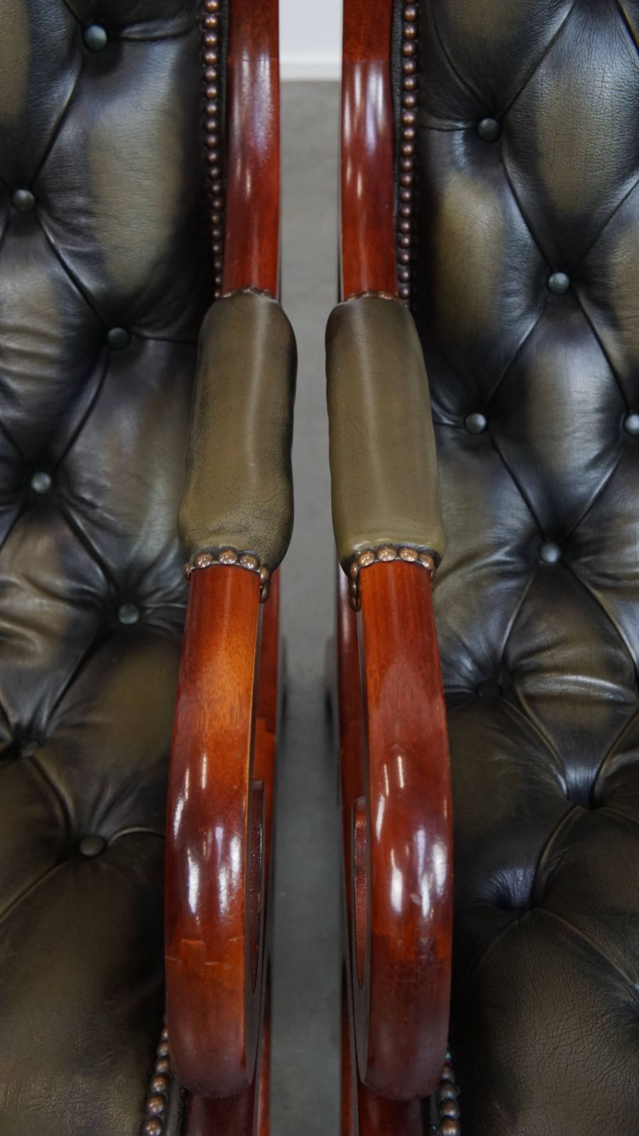 Set Van 2 Klassieke Groene Chesterfield Fauteuils Van Koeienhuid Met Houten Details photo vintage
