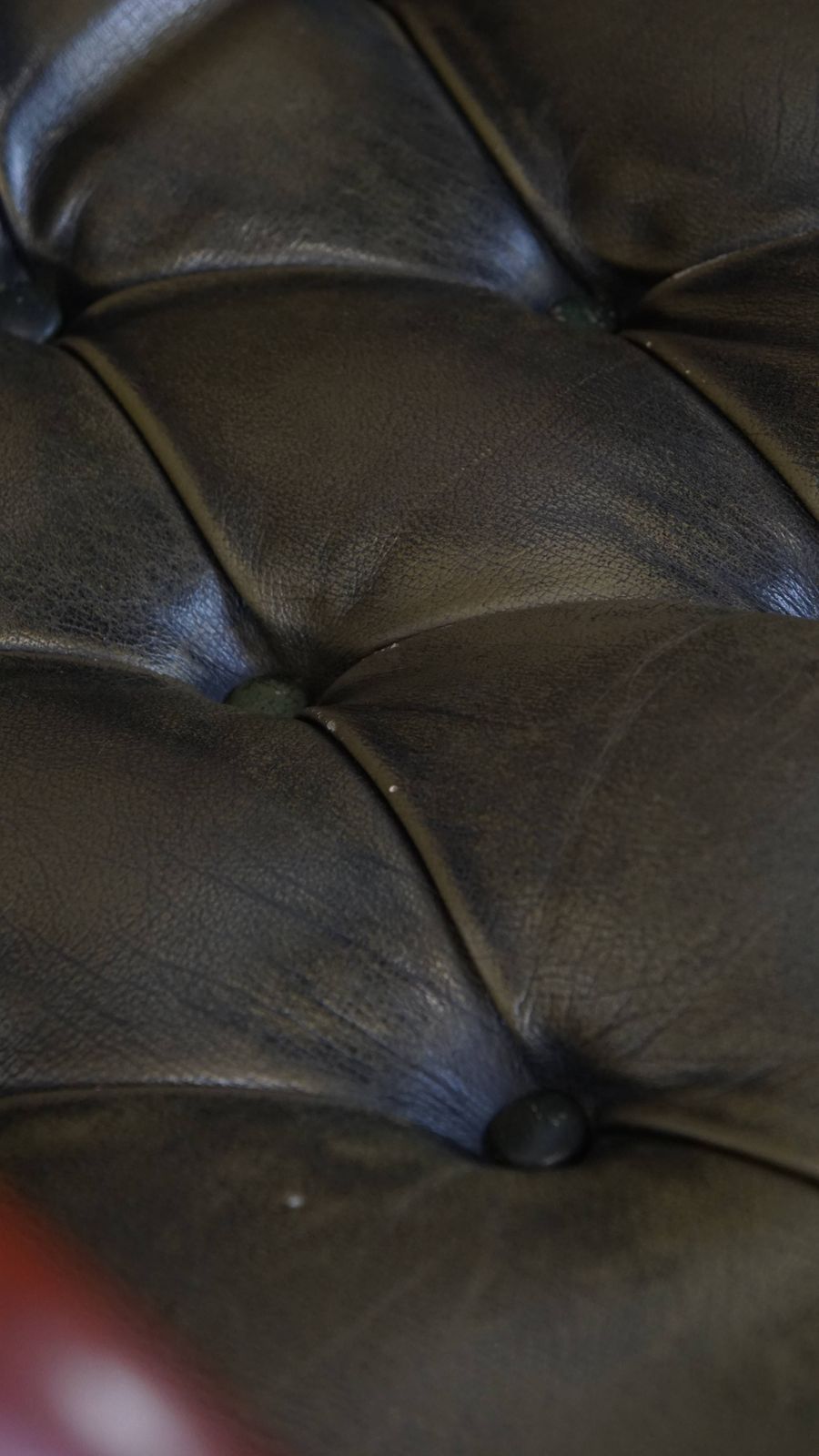 photo buy Set Van 2 Klassieke Groene Chesterfield Fauteuils Van Koeienhuid Met Houten Details