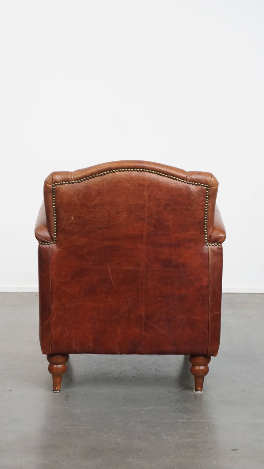 Stijlvolle Art Deco Fauteuil In Schapenleer Met Tijdloos Karakter photo Meubels