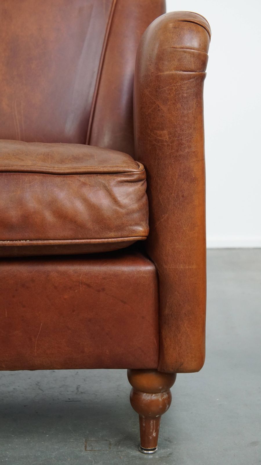Meubels Stijlvolle Art Deco Fauteuil In Schapenleer Met Tijdloos Karakter photo