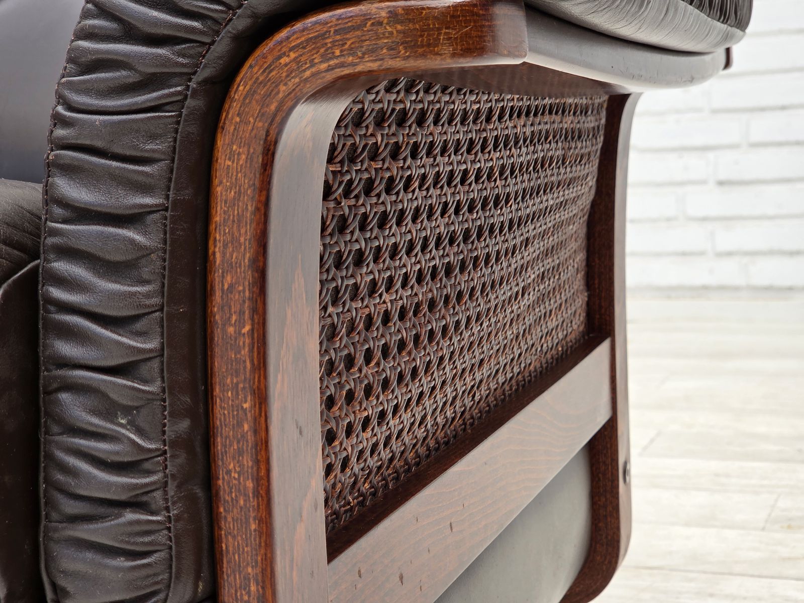 Scandinavisch 3 Zitsbank, Jaren 1970, Meubelleer, Teakhouten Poten, Gebogen Hout. photo furniture