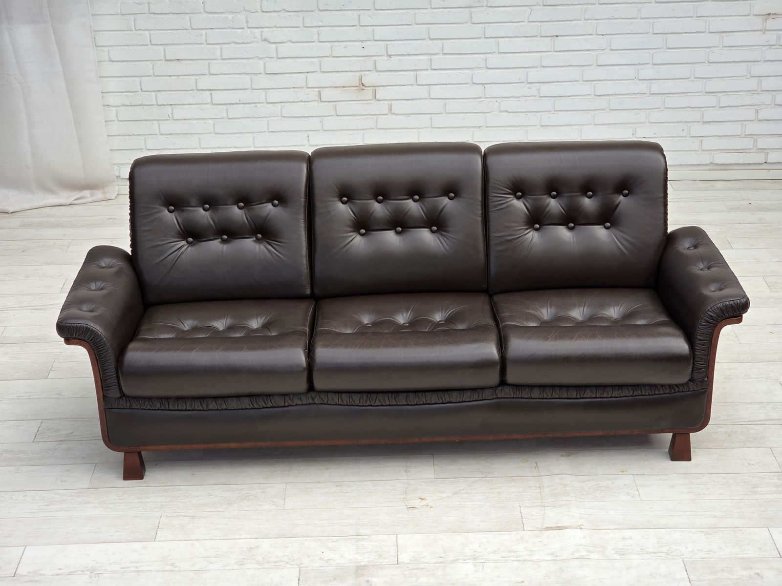 Scandinavisch 3 Zitsbank, Jaren 1970, Meubelleer, Teakhouten Poten, Gebogen Hout. photo for sale