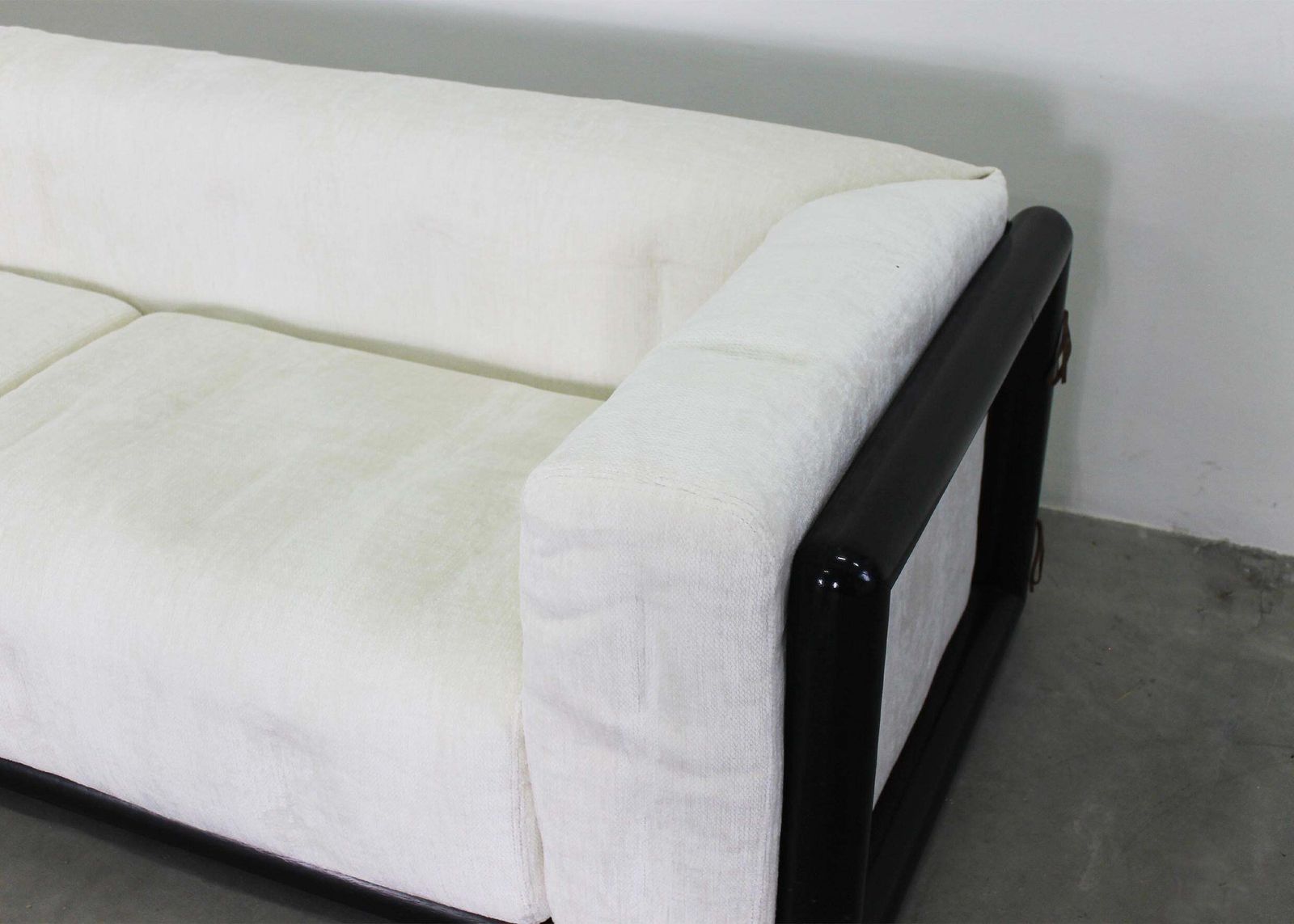 photo furniture Carlo Scarpa Cornaro Living Room Set In Lacquered Wood And Fabric By Gavina 1970