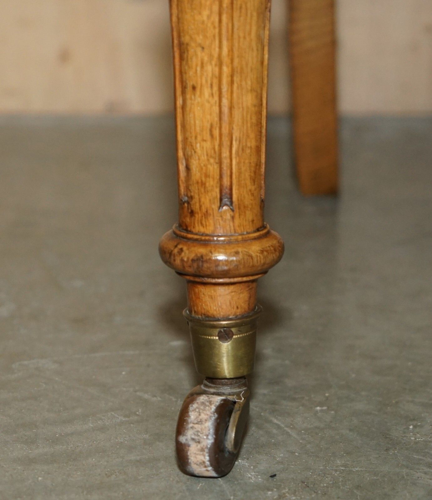photo vinterior Five Antique Holland & Son's Attributed Dining Chairs With English Oak Frames 5