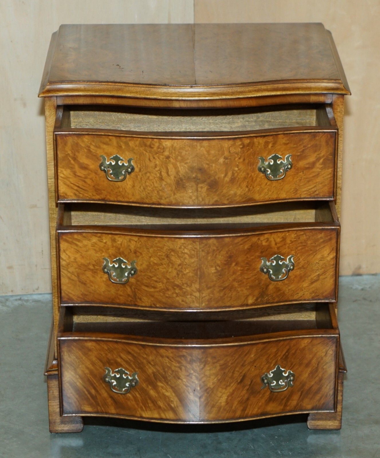 photo vinterior Vintage Burr Walnut Serpentine Fronted Nightstand Side Table Chest Of Drawers