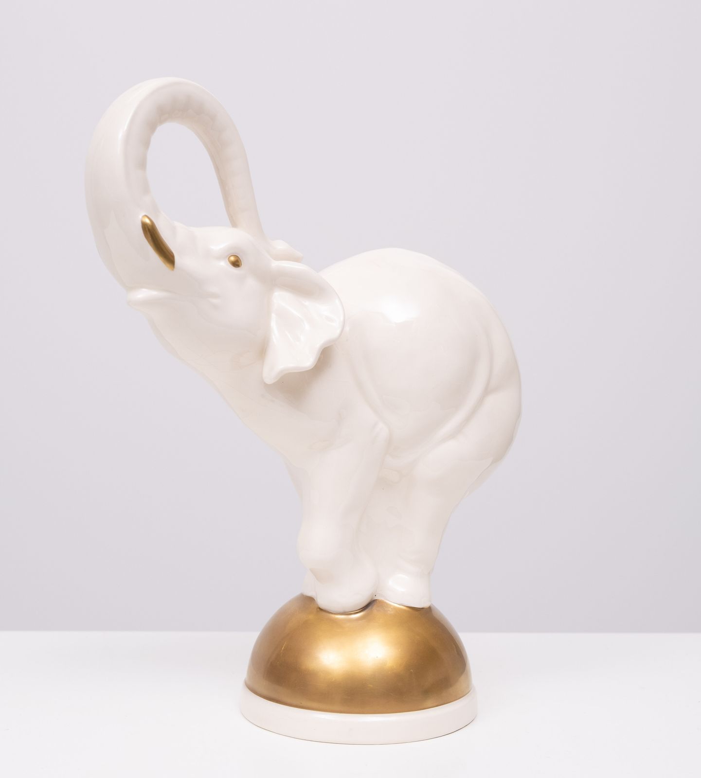 Goebel Groot Keramisch Olifant Balancerend Op Gouden Bal Jaren 1970 Duitsland photo vinterior