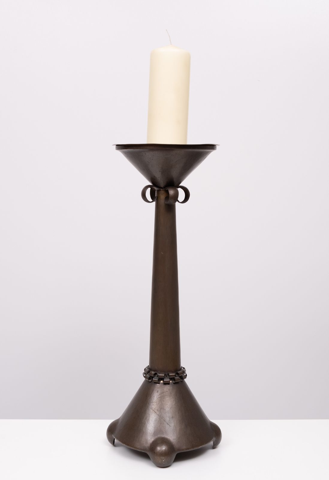 Amsterdam School Art Deco Gehamerd Koperen Kandelaar Holland photo Woonaccessoires