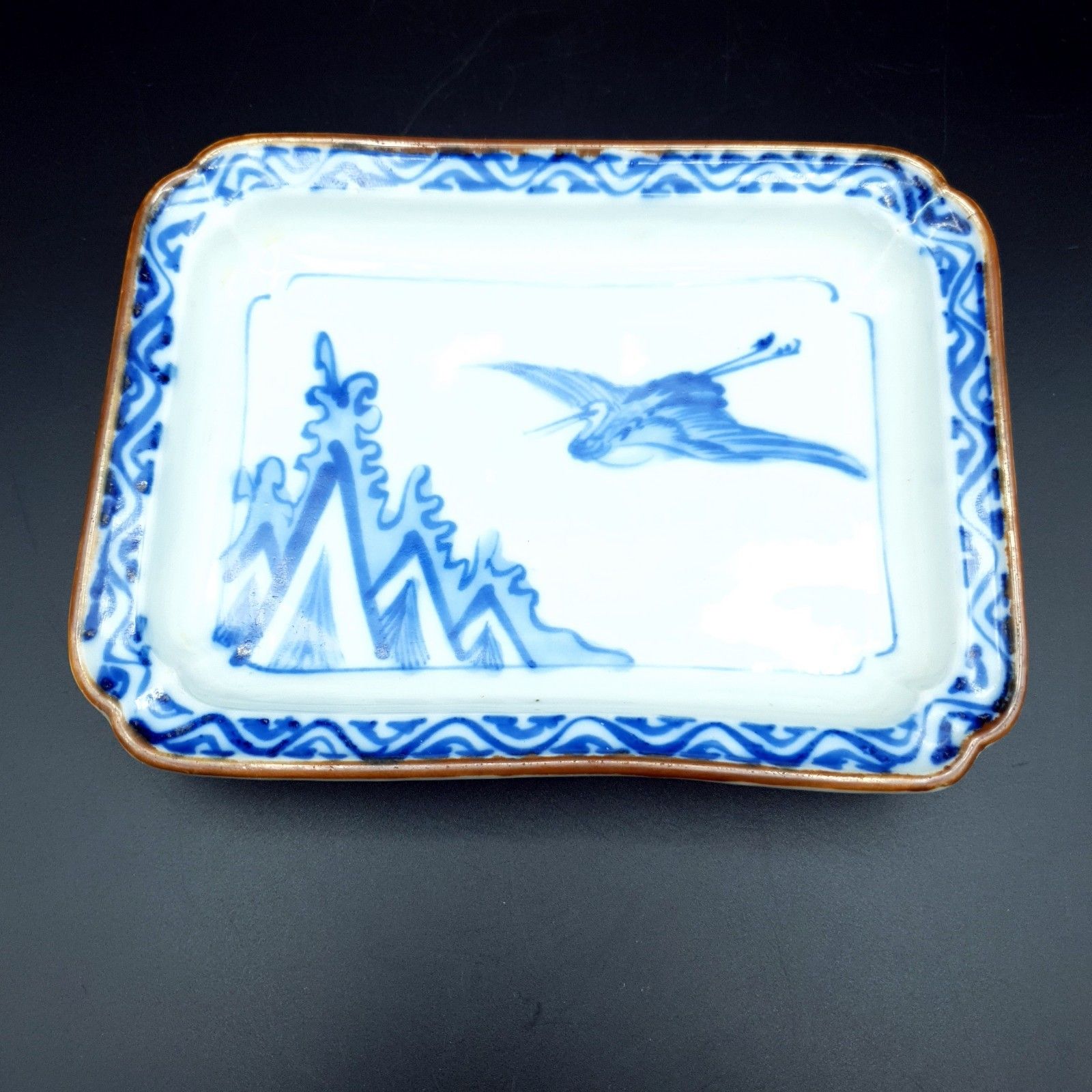 photo vintage Japanese Shallow Dishes Imari Style Blue & White Handpainted Motif Crane L6.25"