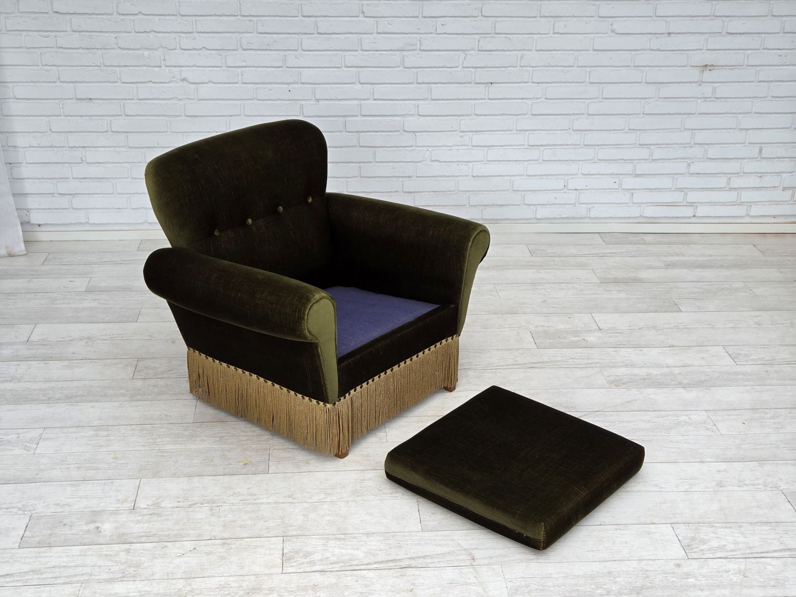 Jaren 1970, Deense Loungestoel, Laag Model, Meubelvelours, Essenhout Poten. photo for sale