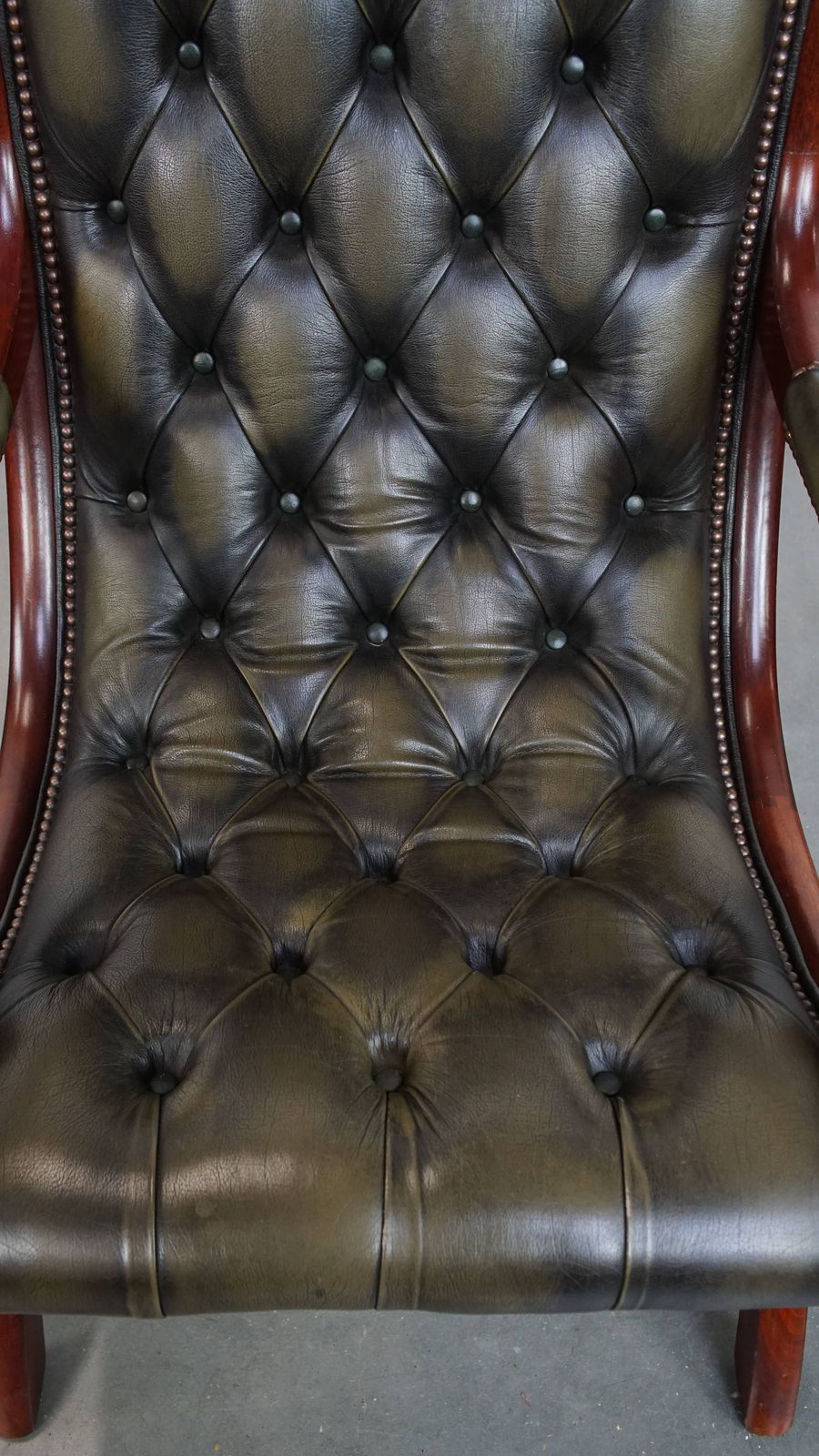 Elegant Green Cowhide English Chesterfield Armchair With An Elegant Wood Finish photo vinterior