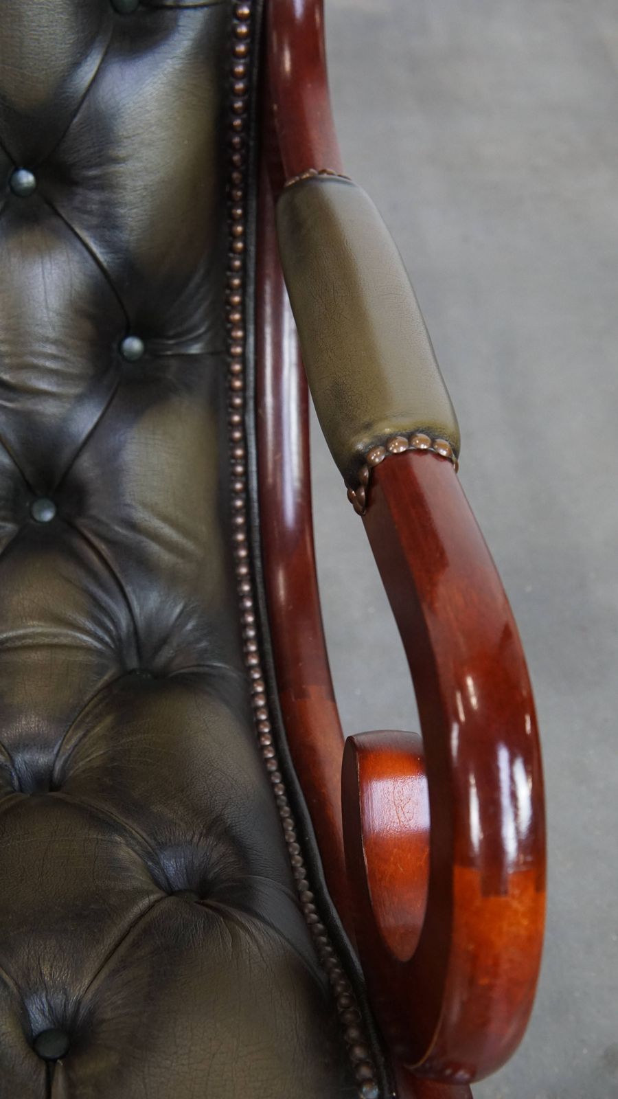Elegant Green Cowhide English Chesterfield Armchair With An Elegant Wood Finish photo vintage