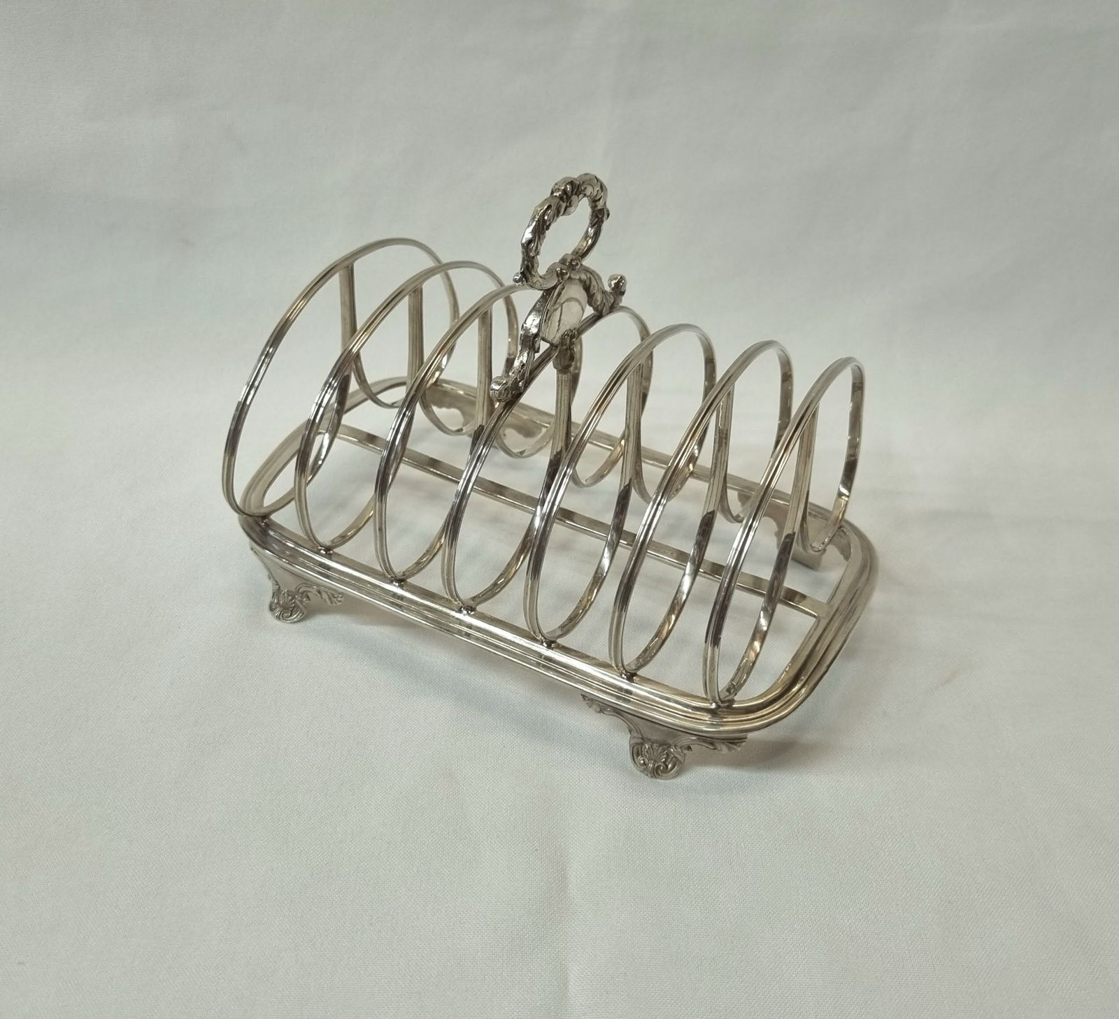 700.0 A Very Fine Georgian Sterling Silver Six Slice Toast Rack, By Robert Hennell II And Fully Hallmarked For The London Assay Office 1829, 289g. photo