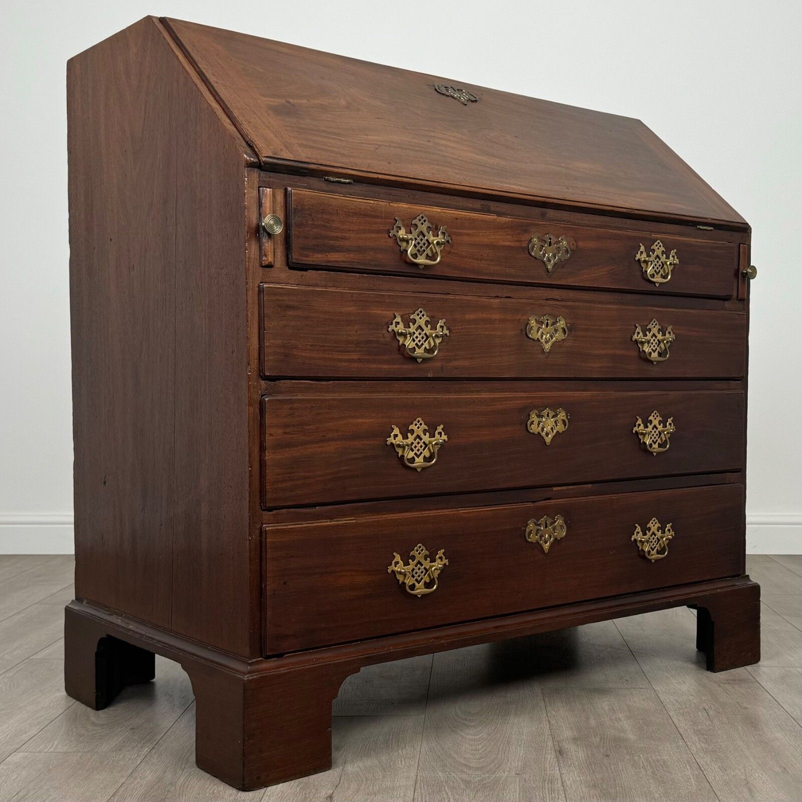 photo furniture Antique 18th Century Fine Quality Bureau In Mahogany